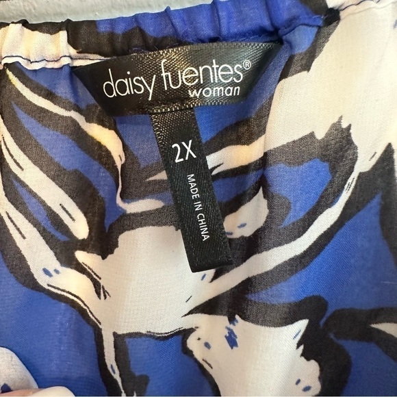 Daisy Fuentes Womens 2X Plus Size Royal Blue Floral Blouse Top Lightweight Sheer - Picture 7 of 12